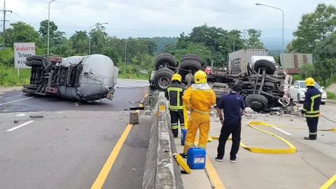 ระทึก รถน้ำมันลงเขาเบรกแตก คนขับหักชนเกาะกลาง คว่ำก่อนถึงด่านทหาร
