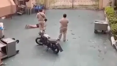 แตกตื่น ชายสติไม่สมประกอบปีนรั้วบุกเข้าไปในโรงเรียนหอวัง ไล่ตะครุบวุ่น