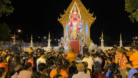 คอหวยติดใจ แห่ส่องเลขเด็ด "ท้าวเวสสุวรรณ" วัดดังกำแพงเพชร ลุ้นเฮงวดนี้ (คลิป)