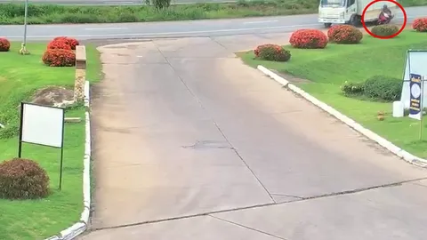 6 ล้อเลี้ยวปาด-เหยียบซ้ำ จยย. สลด ปวช.ปี 1 หัวแบะคาหมวกกันน็อก ดับสยอง (คลิป)