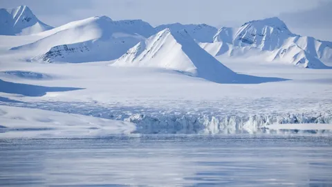 อย่างกับหนังไททานิค เรือสำราญพุ่งชนภูเขาน้ำแข็งเสียหาย (คลิป)