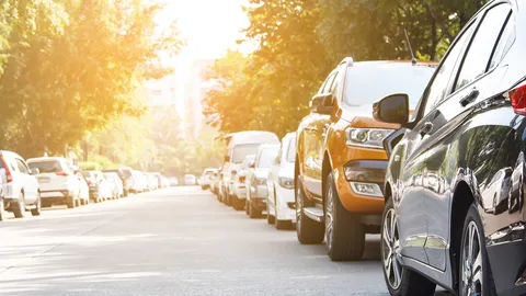 ชาวบ้านโนนทรายคำ ชัยภูมิ วอนจัดระเบียบรถจอดเต็มถนนมาใช้บริการโรงพยาบาล 