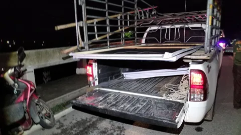 กระบะบรรทุกป้ายโฆษณาเหินคอสะพาน ทำเพื่อนท้ายรถร่วงหัวฟาดพื้นดับ