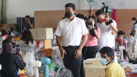 ผู้ว่าฯ กทม. มอบเงินช่วยค่าที่พักอาศัยผู้ประสบไฟไหม้บ่อนไก่ 113 ครอบครัว