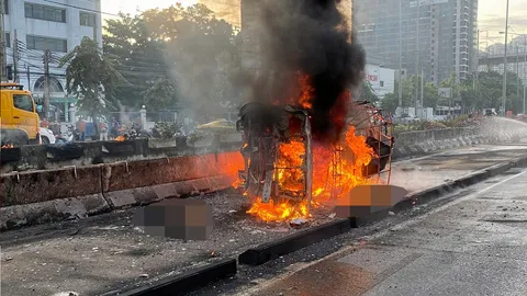 ชนย่างสด 2 ศพ คาเลน “บีอาร์ที” เสยคันหินแบ่งช่อง ผู้ว่า กทม.สั่งสอบแล้ว (คลิป)