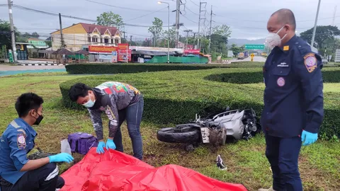 จยย.พุ่งชนวงเวียน  หนุ่มช่างทองเจ็บหนัก นอนตากฝนจนหนาวตาย