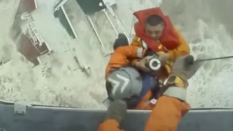 นาทีระทึก ฮ่องกงช่วยชีวิตลูกเรือกลางทะเล ไต้ฝุ่นชบาแรงจัด ซัดเรือแตก (คลิป)