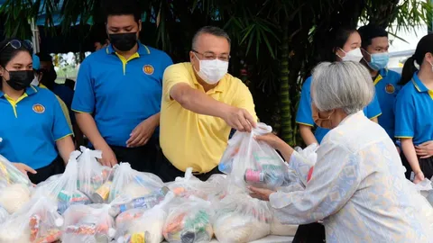 ผวจ.สุราษฎร์ฯ เปิดจวนแจกถุงปันสุข ปลานิล ไข่เค็ม และขนมไข่ ช่วยเหลือชาวบ้าน