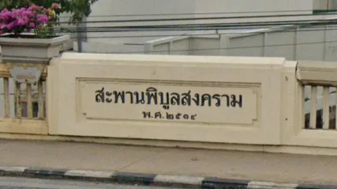 ตร.บางโพ เร่งหาตัวชายผมสั้น 2 คน นำป้ายสะพานท่าราบแปะทับสะพานพิบูลสงคราม