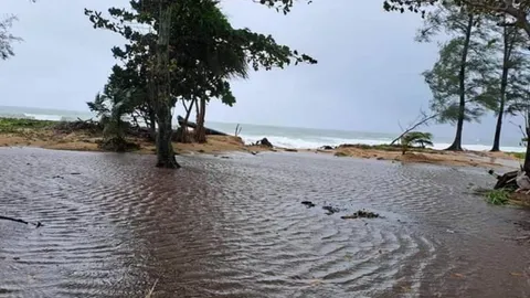 ภูเก็ตทะเลคลื่นแรงซัดขึ้นบนถนน พ่อค้าแม่ค้าหาดทรายแก้วต้องหยุดชั่วคราว