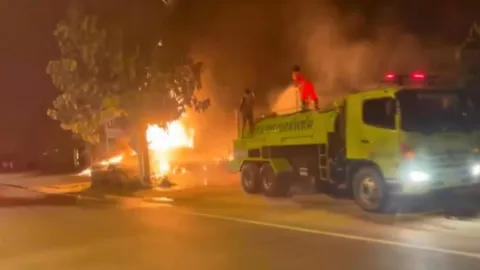 ไฟช็อตใกล้หม้อแปลง ลามไหม้ร้านทำเบาะ คลอกพ่อแม่ลูกดับ 3 ศพ (คลิป)