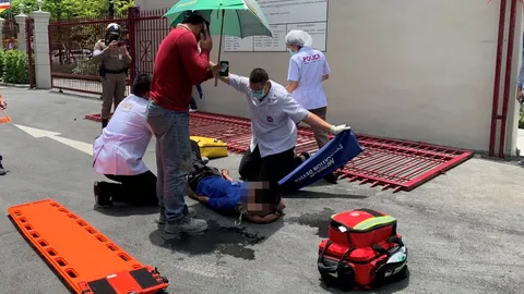 รั้วเหล็กของ สตช.ล้มทับคนงานเก็บขยะวัย 19 ปี บาดเจ็บฝั่งริมถนนพระราม 1 