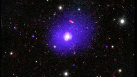 นักดาราศาสตร์พบหลุมดำขนาดยักษ์ที่หมุนช้ากว่าหลุมดำอื่นที่เล็กกว่า