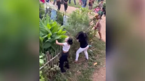 ไวรัล "วัยรุ่นรถแห่" เต้นแรงเขย่ารั้วบ้าน เจอป้าคว้าไม้ฟาด วิ่งหนีกระเจิง (คลิป)