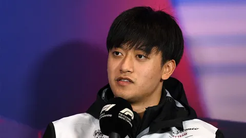 นักซิ่งชาวจีน “โจว กวน ยู” ซิ่งแหกโค้งพลิกคว่ำ รอดตายปาฏิหาริย์