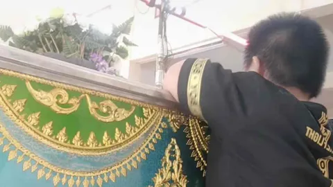 สุดเศร้า เด็กน้อยไม่รู้แม่เสียชีวิต เกาะโลงเคาะเรียก ให้แม่ตื่น