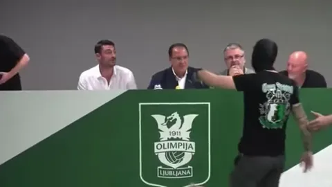 กลุ่มชายใส่หน้ากากบุกพังงานแถลงข่าวเปิดตัวอดีตแข้ง ลิเวอร์พูล นั่งกุนซือ (คลิป) 