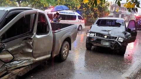 "น่าน" กระบะ 2 คันชนกันยับ อดีต ส.จ.-ผญบ.เป็นคนขับ ตาย 1 เจ็บ 1