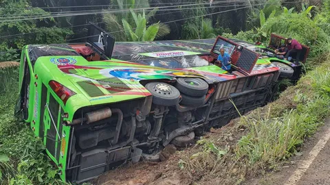 รถทัวร์คณะนักเรียนเสียหลัก พุ่งพลิกลงไหล่ทางที่ชุมพร บาดเจ็บกว่า 20 ราย