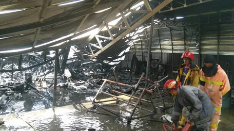 ไฟไหม้โรงงานผลิตหลังคาไฟเบอร์รถยนต์ ย่านร่มเกล้า เสียหายหลายล้านบาท