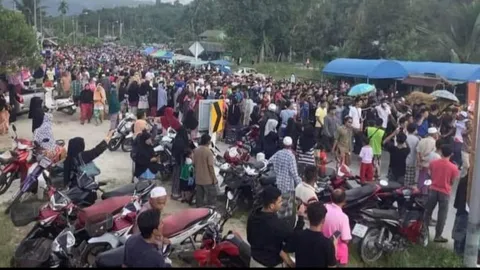 ศพ 2 คนร้ายถูกวิสามัญที่นราฯ ถูกนำไปฝัง ชาวบ้านร่วมยืนส่งตลอดทางไปกุโบร์