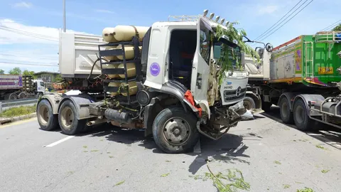 สุขุมวิทสายเก่าติดยาวเป็นกิโล พ่วง 22 ล้อยางระเบิดเสียหลักไปชนกระบะยับ