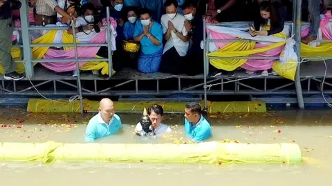 ผู้ว่าฯ สุพรรณบุรีอุ้ม "หลวงพ่อดำ" วัดเถรพลาย ลงแม่น้ำท่าจีนเพื่อสรงน้ำ