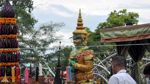 "หลวงพี่น้ำฝน" ทำพิธีเบิกเนตรท้าวเวสฯ คอหวยไม่พลาดส่อง "เลขเด็ด" หางประทัด