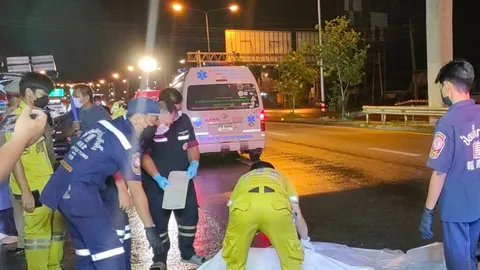 หนุ่มสาวจอดรถทะเลาะกันกลางถนน ปิกอัพวิ่งมาเร็ว ชนตายคาที่ทั้งคู่