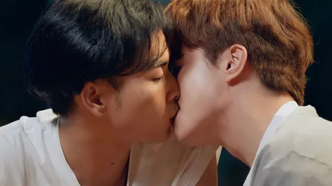 "เอิร์ธ" เดินหน้าตามง้อ "ฟลุ๊ค" จูบหวานเผยความรู้สึกที่มี ในซีรีส์ “แอบจองรัก”