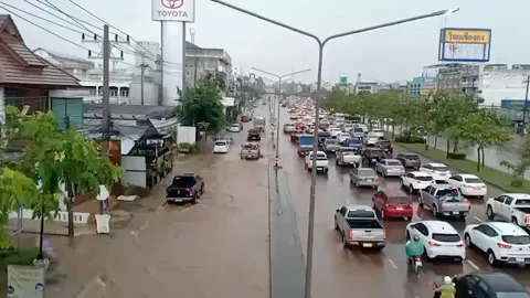 ฝนถล่มขอนแก่น ทำถนนมิตรภาพน้ำท่วมติดยาว ย่านหลัง มข.จยย.ล้มจมน้ำเพียบ