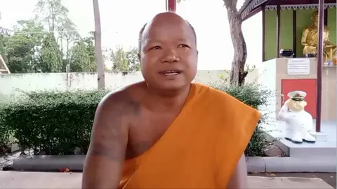  หลวงพี่วัดบางฝ้ายใส่แต่สบง โดดลงเจ้าพระยาช่วยเด็ก 13 ปี กำลังจะจมรอดตาย