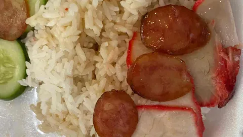 รีวิวข้าวหมูแดง 55 บาท ภาพหน้าร้านดูน่ากิน แต่บอกเลยอะไรอร่อยสุดในกล่อง