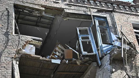 รัสเซียยิงจรวดโจมตีอพาร์ตเมนต์เมืองโดเนตสก์ดับ 6 ศพ ติดอยู่ภายในเพียบ