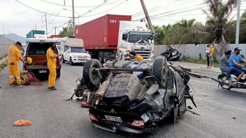 กลับจากดูหมอลำ ชนเสาไฟรถขาดสองท่อน คนขาขาด ตาย 1 สาหัส 1  