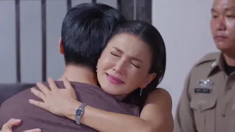 “ภูมิ” เหมือนเกิดใหม่ ก้มกราบเท้า “แอน-สิเรียม” หลังรอดคุก ใน “มงกุฎกรรม”