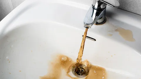 ชาวบ้านเมืองชล เดือดร้อน อยู่มาหลายปีแต่ น้ำประปา ดำปี๋ วอนหน่วยงานแก้ปัญหาให้ที