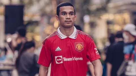 ได้ด้วยเหรอ "เอกชัย" โพสต์คลิปใส่เสื้อ "แมนยูฯ" ด้านหลังสกรีนชื่อแข้ง "ลิเวอร์พูล" (คลิป)