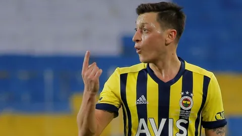 สุดทาง "เฟเนร์บาห์เช" ฉีกสัญญา "โอซิล" หลังจับดองจากทีมชุดใหญ่นานเกือบครึ่งปี