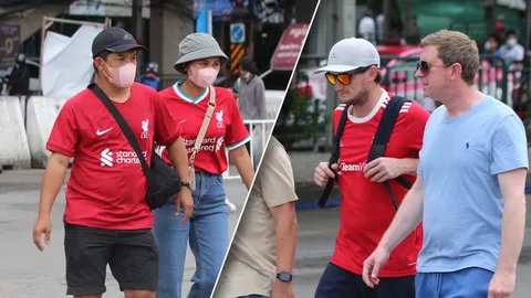 ฝนโปรยก็ไม่หวั่น แฟนบอล "แมนยูฯ-ลิเวอร์พูล" ตบเท้าชมทีมรักถึงขอบสนาม THE MATCH ค่ำนี้