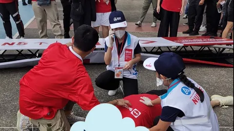 ลมแรงเป็นเหตุ สาวก “แมนยูฯ” โดนป้ายล้มทับ ขณะรอเข้าชม “แดงเดือด”