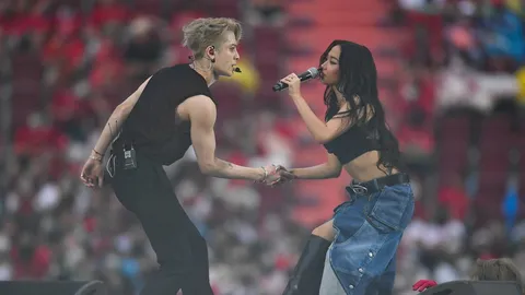 เก็บตกบรรยากาศ แจ็คสัน หวัง-มิลลิ ขึ้นโชว์ร้องเพลงศึกฟาดแข้งแดงเดือด