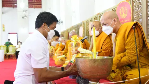 "ชัชชาติ" นำคณะผู้บริหาร กทม. ทำบุญตักบาตรพระสงฆ์ 65 รูป วันอาสาฬหบูชา