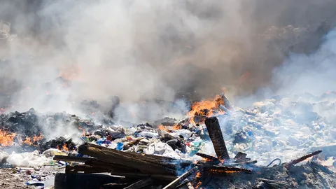 ผู้พักอาศัยหมู่บ้านบารอนเนีย ได้รับความเดือดร้อนจากควันไฟที่ข้างหมู่บ้านเผาขยะบ่อยๆ