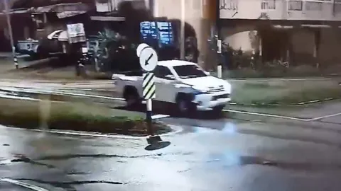 ตร.กระบี่ตามล่า "กระบะสีขาว" ชน จยย.สาวเซเว่นฯ ดับ แล้วหนีที่ อ.ลำทับ 