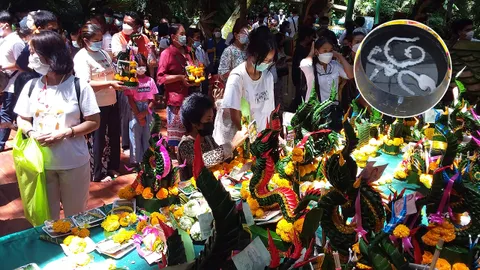 หยุดยาววันพระใหญ่ คนแห่ขอโชคแน่นเกาะคำชะโนด หวังเสี่ยงโชครวยงวดนี้ (คลิป)