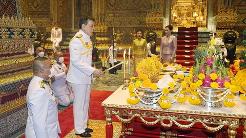 ในหลวง-ราชินี เสด็จวันอาสาฬหบูชา ทรงประกอบพิธีเททองหล่อพระบรมรูป ร.9