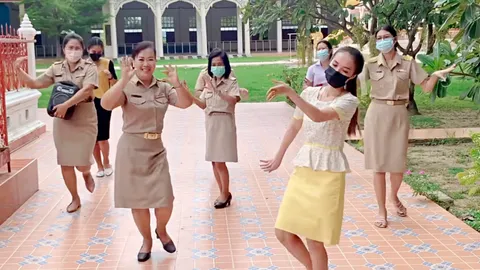 รอมานาน คณะครูรำแก้บนรอบโบสถ์ หลังสมหวังได้ครูผู้ชายมาช่วยงานที่โรงเรียน (คลิป)