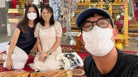 เวียร์ ศุกลวัฒน์ พาคุณแม่และภรรยาทำบุญที่วัดในวันเข้าพรรษาอย่างเรียบง่าย