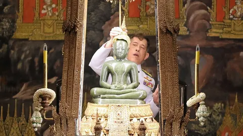 ในหลวง ทรงเปลี่ยนเครื่องทรงฤดูฝน